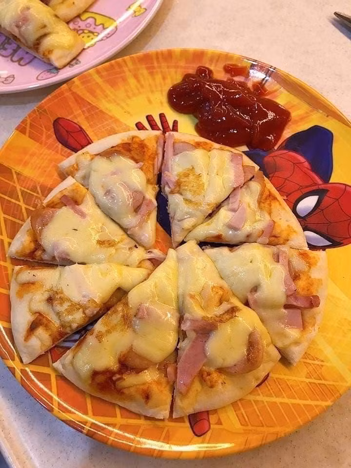 Chia sẻ trên Vietnamnet, chị Trần Thu Hồng - một đầu mối chuyên đổ sỉ pizza ở Bắc Ninh tiết lộ những chiếc pizza vị bò, gà, ba chỉ,... được đóng túi rao bán tràn lan phần lớn làm từ nguyên liệu đông lạnh nhập khẩu Hà Lan, Mỹ, Úc... với giá rẻ.