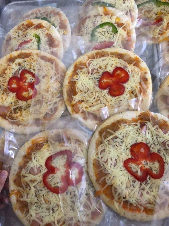 Loại pizza giá rẻ đã được chế biến sẵn, có nhiều vị khác nhau như thập cẩm, bò, gà, hải sản, xúc xích...