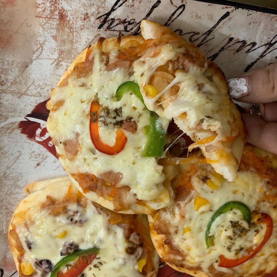 Theo Vietnamnet, nếu khách mua sỉ với số lượng lớn thì giá có thể rẻ tới múc 15.000 đồng/chiếc. Tại các đầu mối, mỗi ngày họ tiêu thụ hàng trăm đến cả nghìn cái pizza các loại. Khách lấy chỉ cần đặt trước 2 ngày hàng sẽ chuyển đến tận nơi.