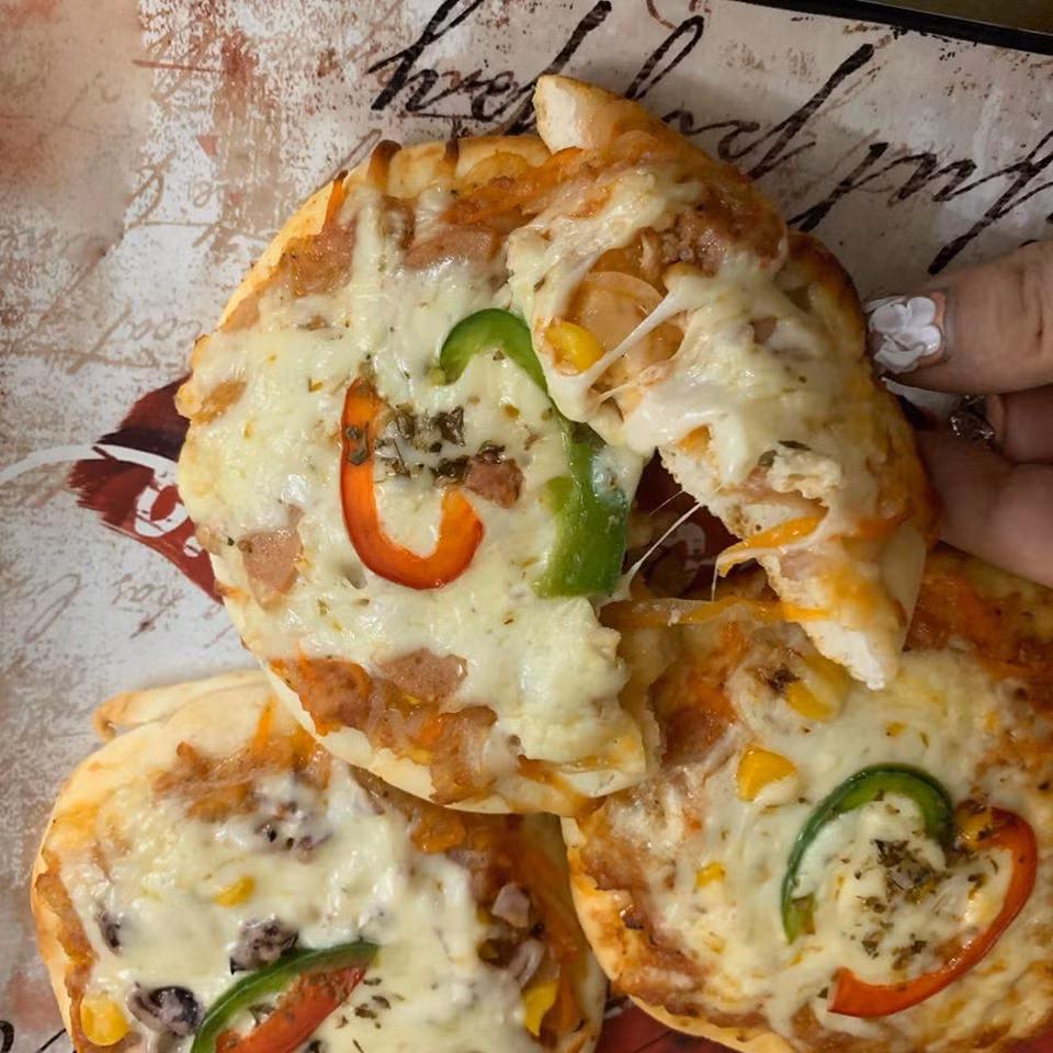 Theo Vietnamnet, nếu khách mua sỉ với số lượng lớn thì giá có thể rẻ tới múc 15.000 đồng/chiếc. Tại các đầu mối, mỗi ngày họ tiêu thụ hàng trăm đến cả nghìn cái pizza các loại. Khách lấy chỉ cần đặt trước 2 ngày hàng sẽ chuyển đến tận nơi.