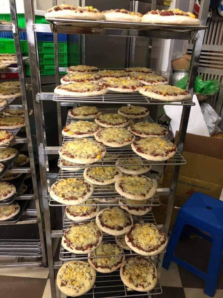 Theo quan sát, những chiếc pizza này được làm thủ công, đều không có nhãn mác, hạn sử dụng cụ thể.