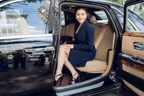 Ngoài biệt thự được cho là trị giá 50 tỷ đồng, Lý Nhã Kỳ còn sở hữu siêu xe Rolls-Royce Ghost trị giá 40 tỷ đồng. Ảnh: Facebook.