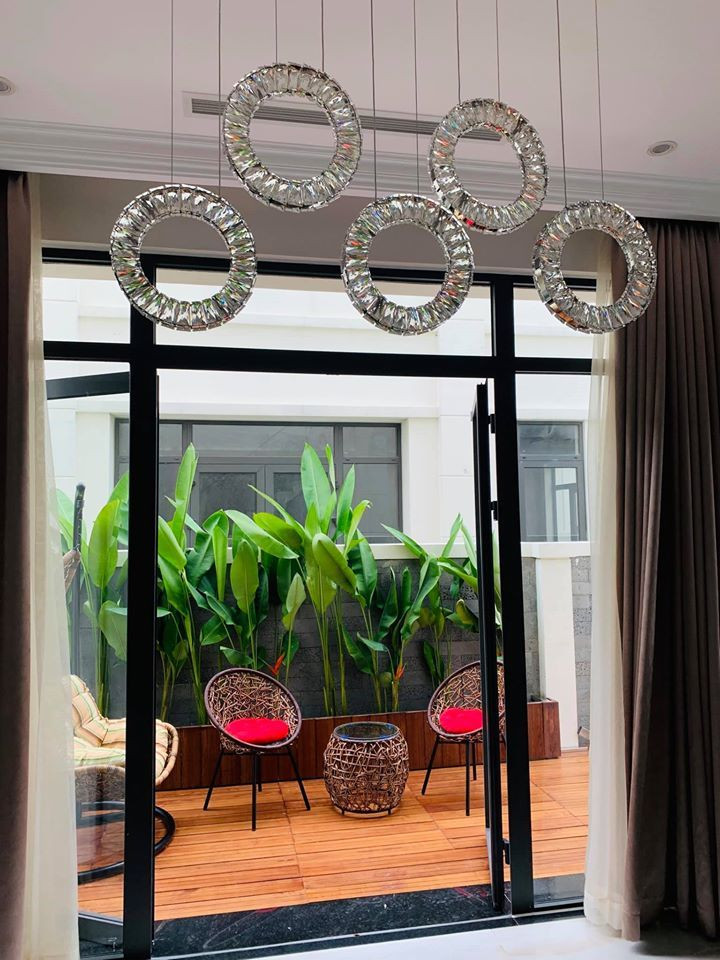 Trên trang cá nhân, Vân Hugo chia sẻ những hình ảnh về căn biệt thự mới mua tại Sài Gòn khiến người hâm mộ đoán đây có thể là tổ ấm mới của MC cùng chồng sắp cưới và con trai.