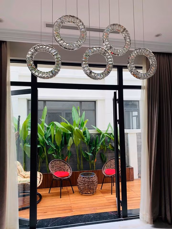 Trên trang cá nhân, Vân Hugo chia sẻ những hình ảnh về căn biệt thự mới mua tại Sài Gòn khiến người hâm mộ đoán đây có thể là tổ ấm mới của MC cùng chồng sắp cưới và con trai.