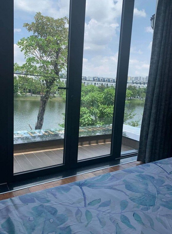Phòng ngủ của Vân Hugo có view nhìn ra sông vô cùng thơ mộng.