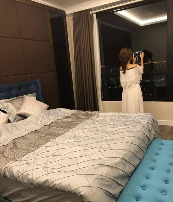 Bên trong căn hộ được thiết kế với gam màu trắng xanh chủ đạo. Nguồn ảnh: FBNV. Video: Độc đáo cách tạo lối vào nhà. Nguồn: VTC1.