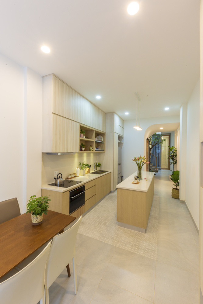 Tầng 1 là không gian bếp và phòng ăn.