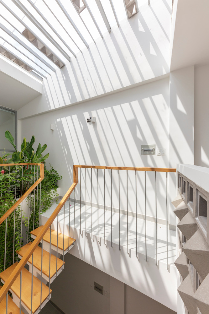 Ánh nắng xuyên qua mái kính giếng trời len lỏi khắp không gian trong nhà.