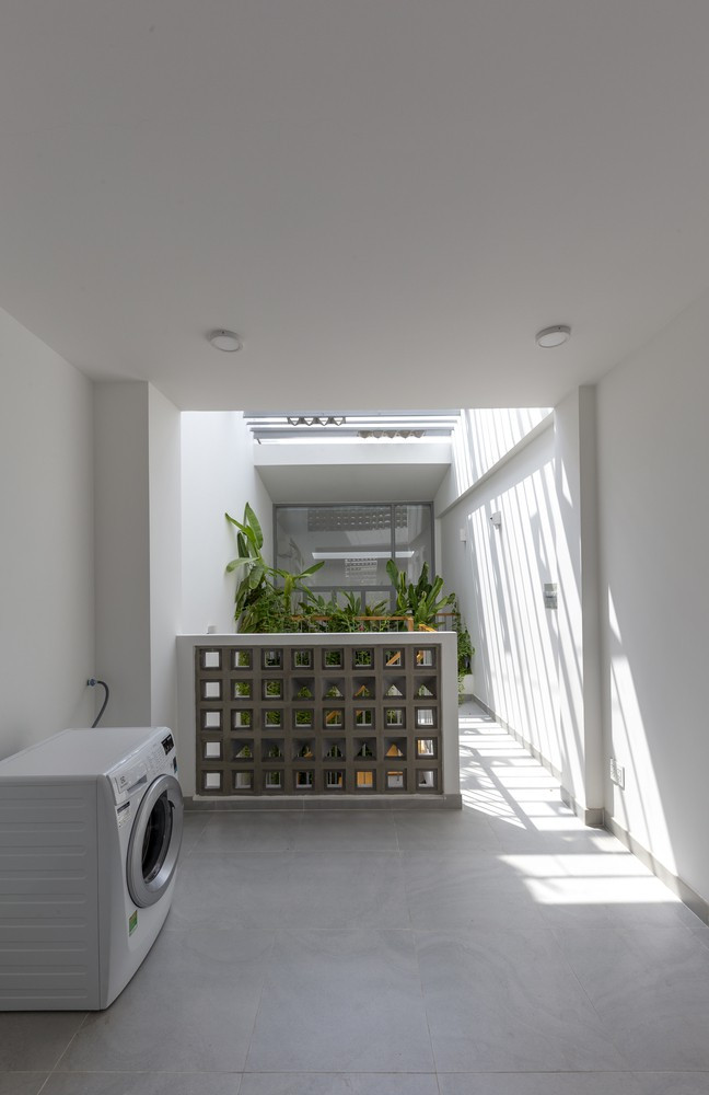 Trên tầng thượng được bố trí làm nơi giặt và phơi đồ. Nguồn ảnh: Thiết Vũ.