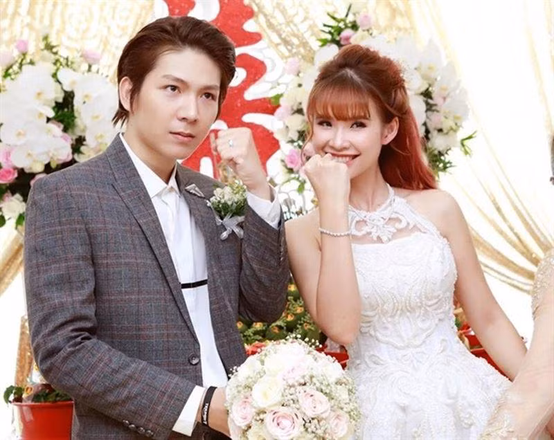  Khởi My - Kelvin Khánh là cặp đôi được yêu mến với số lượng người hâm mộ thuộc hàng "khủng" của V-biz. Cặp đôi bắt đầu hẹn hò vào năm 2014, đến cuối năm 2017 đám cưới chính thức được tổ chức. Ảnh: Pose.