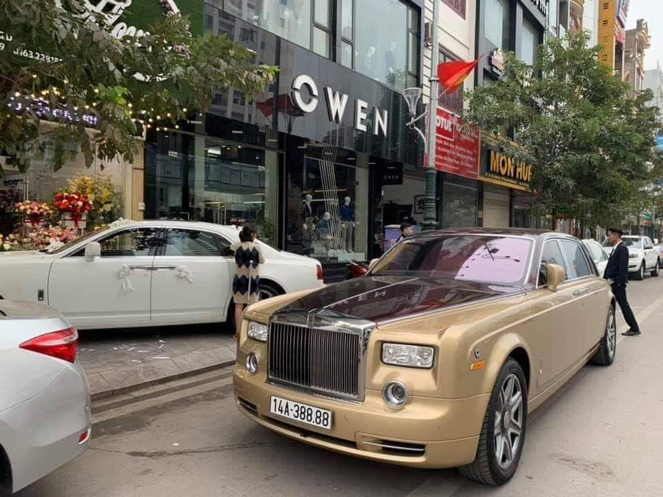 Theo sau là 2 chiếc Rolls Royce biển tứ quý.