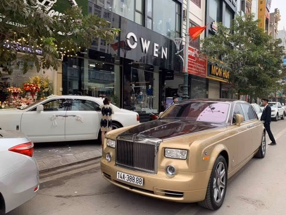 Theo sau là 2 chiếc Rolls Royce biển tứ quý.