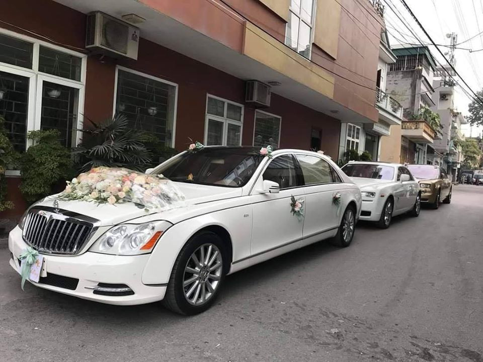 Đáng chú ý hơn cả là đoàn xe rước dâu với hàng loạt siêu xe. Dẫn đầu là chiếc Maybach 62S màu trắng.