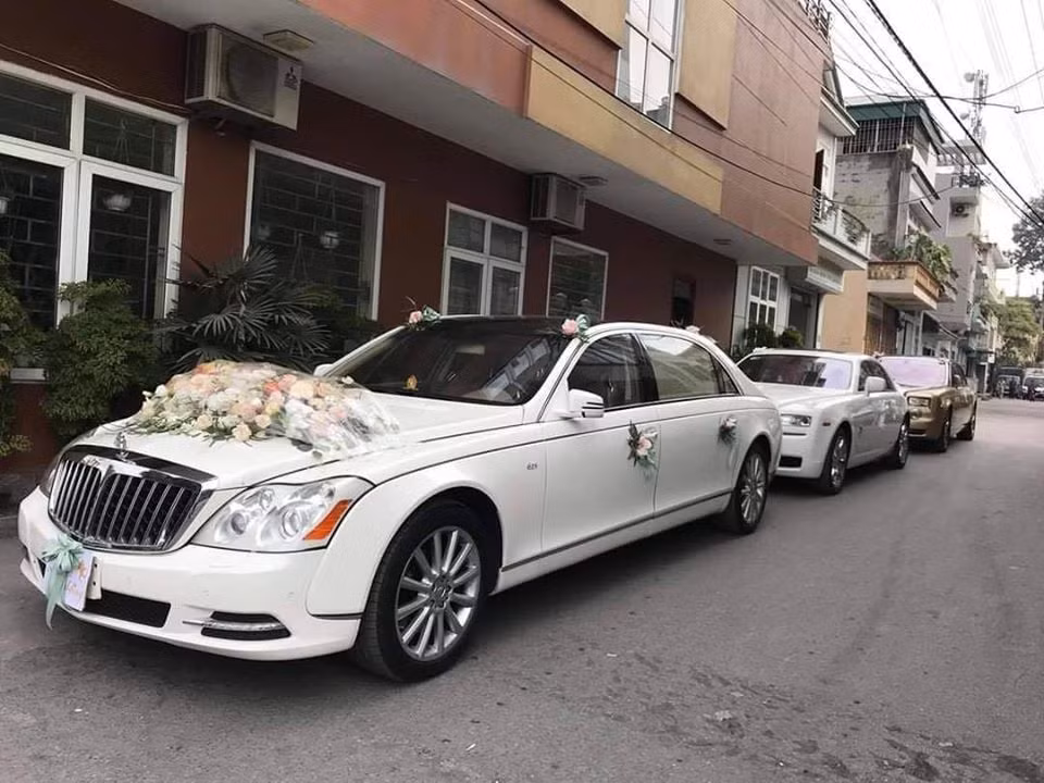 Đáng chú ý hơn cả là đoàn xe rước dâu với hàng loạt siêu xe. Dẫn đầu là chiếc Maybach 62S màu trắng.