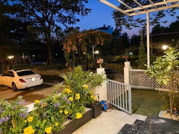 Nhà có sân vườn rộng rãi và bể bơi riêng. Ảnh: Vietnamnet.