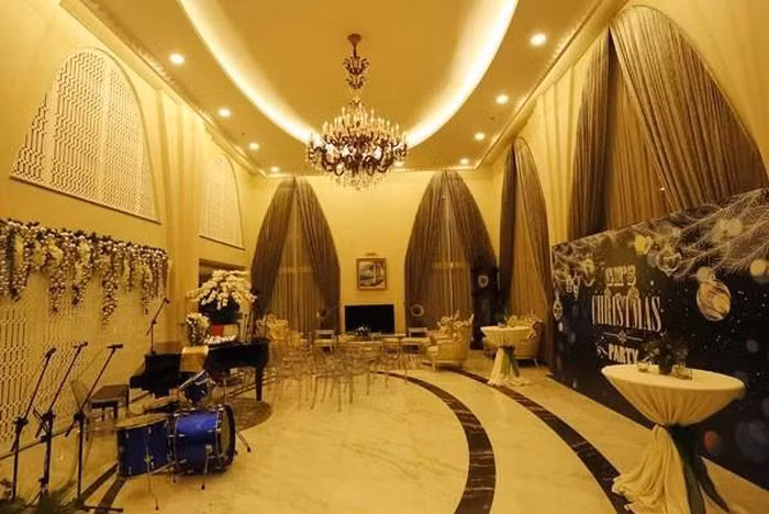 Phòng khách có thể tiếp đãi 200 người một lúc. Ảnh: Giadinhnet.