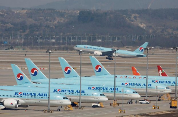 Máy bay của hãng hàng không Korean Air đỗ tại sân bay Incheon (Hàn Quốc) ngày 24/3, khi các chuyến bay quốc tế bị cắt giảm do Covid-19. Ảnh: Reuters
