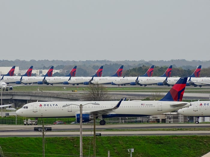 Delta Air Lines chuyển toàn bộ máy bay không hoạt động tới Sân bay Quốc tế Hartsfield-Jackson ở Atlanta. Ảnh: Getty Image. Video: Khử trùng máy bay chở bệnh nhân nhiễm Covid-19 thứ 17. Nguồn: VTC1.