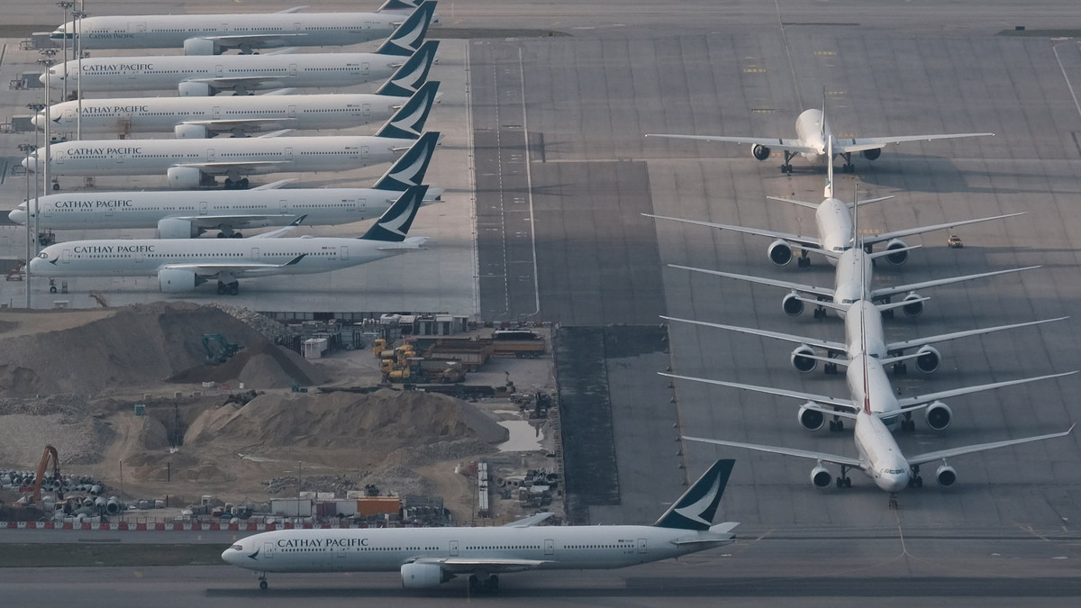 Hãng hàng không hàng đầu của Hong Kong Cathay Pacific cắt giảm 96% công suất hành khách vào tháng 4 và tháng 5, sau khi tỉ lệ lấp đầy của nó giảm xuống còn 53,1% trong tháng 2. Ảnh: Reuters.