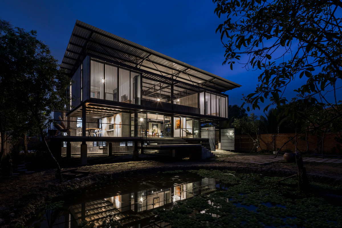 Công trình mang tên "Hoàng Tường House" có diện tích 300m2, được xây dựng trên mảnh đất có nền đất thấp với cấu trúc nhà sàn.