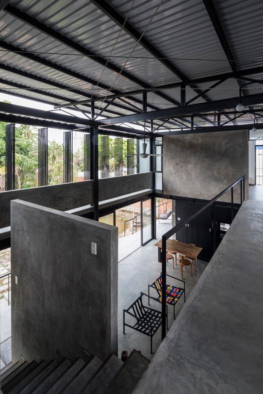 Phần tường và sàn nhà được giữ nguyên từ bê tông mang đến cảm giác mộc mạc, bình dị.