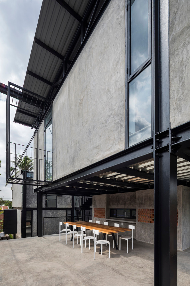 Mực nước thay đổi theo thủy triều của con kênh, đất được lấy từ đáy hồ để làm sàn studio, cây cổ thụ được giữ và trồng lại.