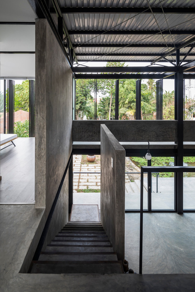 Nhà được thiết kế theo lối kiến trúc mở với hệ thống cột sắt và cửa kính lùa tại tầng một.