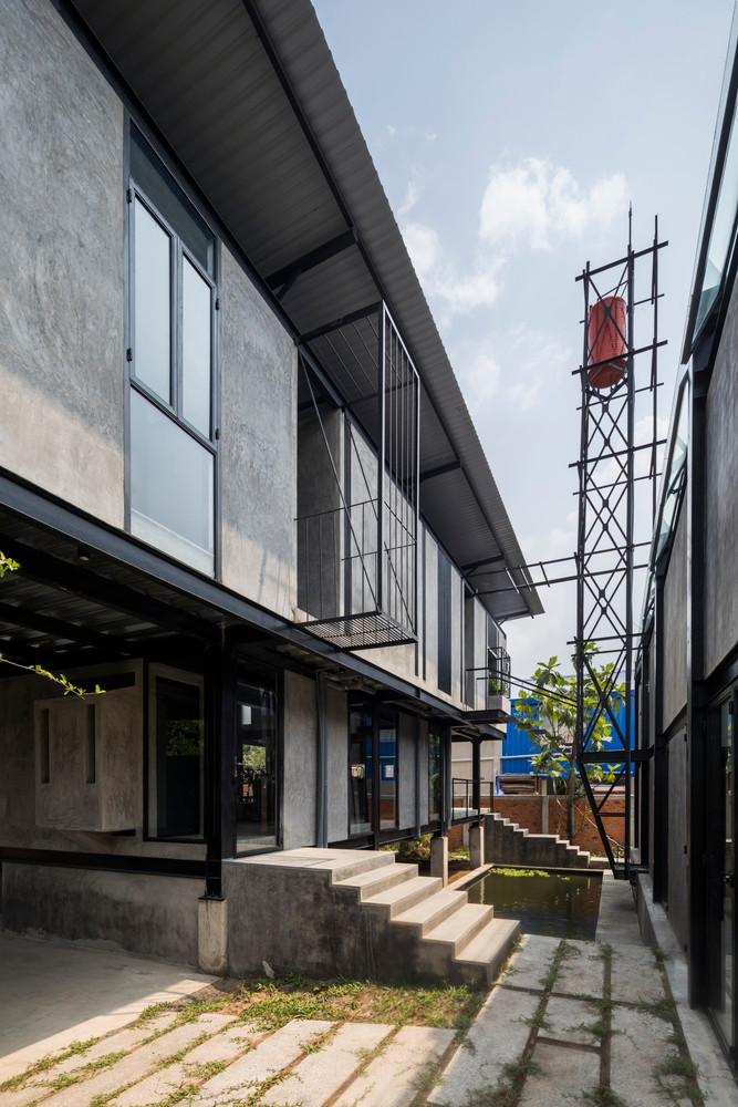 Tầng trệt của khối nhà chính đã được nâng lên 1,8 m so với mặt đất tự nhiên.