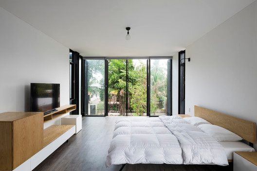 Phòng ngủ thoáng đãng với gam màu trắng chủ đạo. Nguồn ảnh: Hiroyuki Oki. Video: Kiến trúc hiện đại cho ngôi nhà liền kề. Nguồn: VTC1