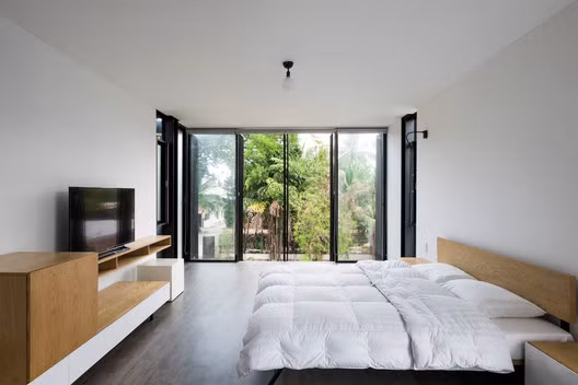 Phòng ngủ thoáng đãng với gam màu trắng chủ đạo. Nguồn ảnh: Hiroyuki Oki. Video: Kiến trúc hiện đại cho ngôi nhà liền kề. Nguồn: VTC1