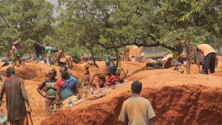 Vào giữa những năm 2000, vàng chiếm khoảng 80% hoạt động khai thác của Mali, trong khi vẫn còn một trữ lượng đáng kể các khoáng sản khác chưa được khai thác.