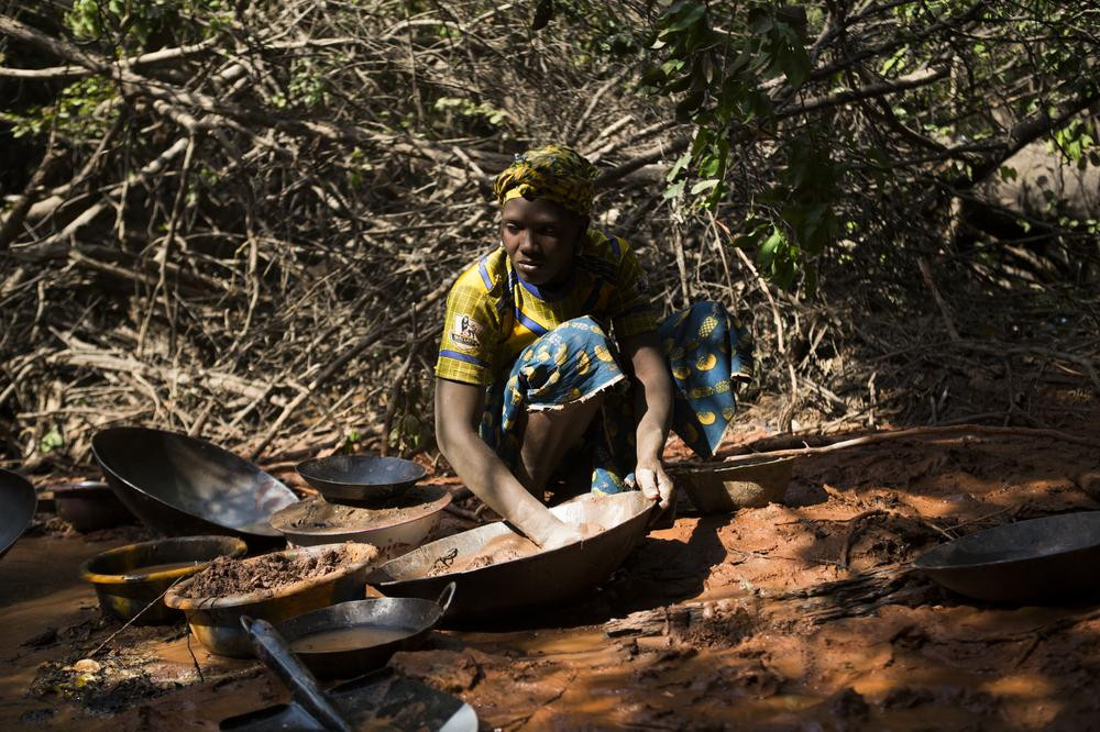 Ai cũng khao khát kiếm được chút tiền để trang trải cho cuộc sống hoặc tìm được một cục vàng thật to để đổi đời.