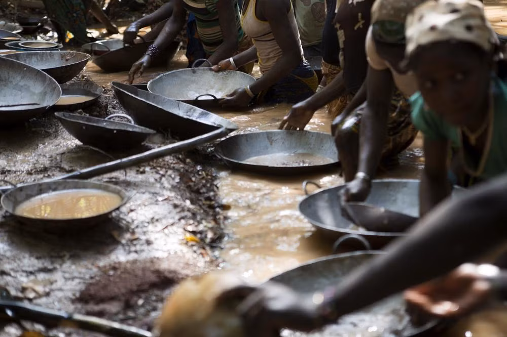 Không chỉ nam giới, phụ nữ ở mọi lứa tuổi cũng đều tham gia vào công việc đào vàng.