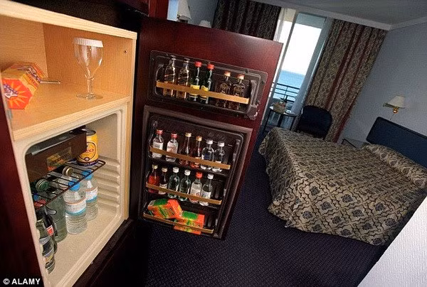 Mỗi phòng khách sạn đều được trang bị 1 tủ lạnh. Tuy nhiên, chúng không được vận hành xuyên suốt và vệ sinh thường xuyên. Vậy nên, để tránh tiếp tay cho vi khuẩn xâm nhập vào cơ thể, gây ra các chứng bệnh nguy hiểm, chúng ta không nên để thức ăn, đồ uống vào đây. Nguồn ảnh: Getty Image. Video: Nửa km 30 khách sạn, Đà Nẵng đang ‘bội thực’? Nguồn: VTC1