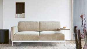 Theo tờ Dailymail, ghế sofa ở khách sạn bẩn hơn những gì bạn tưởng. Chúng ít khi được làm sạch kỹ càng, thường chỉ được nhân viên lau qua loa.