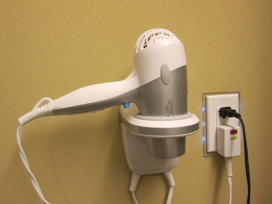 Đáng chú ý, có không ít khách sử dụng để sấy giày, sấy đồ lót, sấy tất… Từ đó dễ dàng nhiễm khuẩn và có thể sẽ lây bệnh cho bạn.