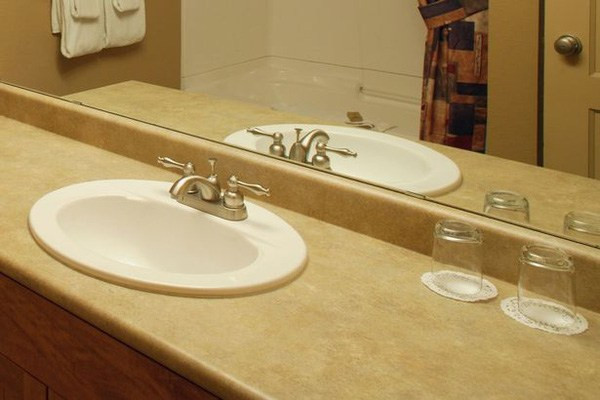 Một cuộc điều tra trên ABC News cho thấy, 11/15 khách sạn ở Mỹ không rửa sạch cốc một cách tổng thể từ trong ra ngoài và cũng không thay cốc mới mỗi khi có người trả phòng.