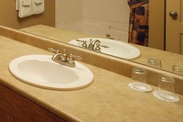 Một cuộc điều tra trên ABC News cho thấy, 11/15 khách sạn ở Mỹ không rửa sạch cốc một cách tổng thể từ trong ra ngoài và cũng không thay cốc mới mỗi khi có người trả phòng.