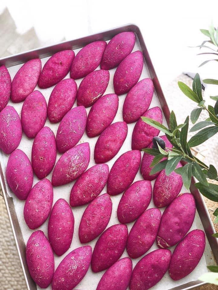 Chị Oanh (một người bán hàng online ở Hà Nội) cho biết, bánh mì khoai lang tím nhìn tưởng củ khoai lang nhưng thực lại không phải củ khoai lang.