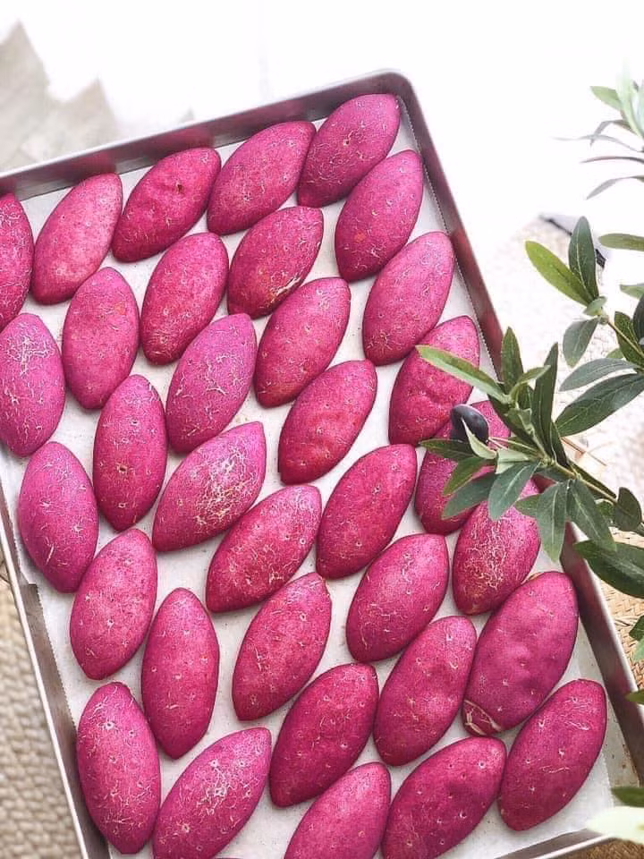 Chị Oanh (một người bán hàng online ở Hà Nội) cho biết, bánh mì khoai lang tím nhìn tưởng củ khoai lang nhưng thực lại không phải củ khoai lang.