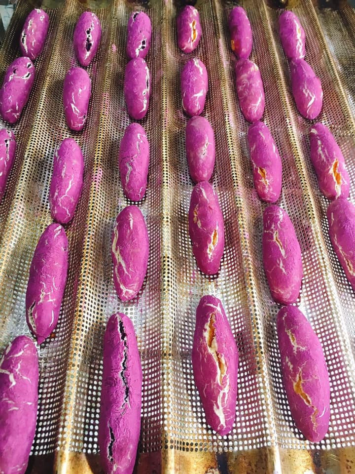 Mỗi hộp bánh chị Thư bán gồm 3 chiếc bánh to. Trung bình mỗi mỗi ngày, chị bán được hơn 30 hộp (khoảng 100 chiếc). Có ngày đắt khách lên tới vài cả trăm hộp bánh.