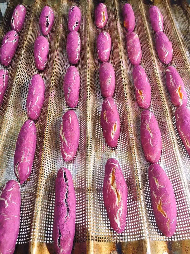 Mỗi hộp bánh chị Thư bán gồm 3 chiếc bánh to. Trung bình mỗi mỗi ngày, chị bán được hơn 30 hộp (khoảng 100 chiếc). Có ngày đắt khách lên tới vài cả trăm hộp bánh.