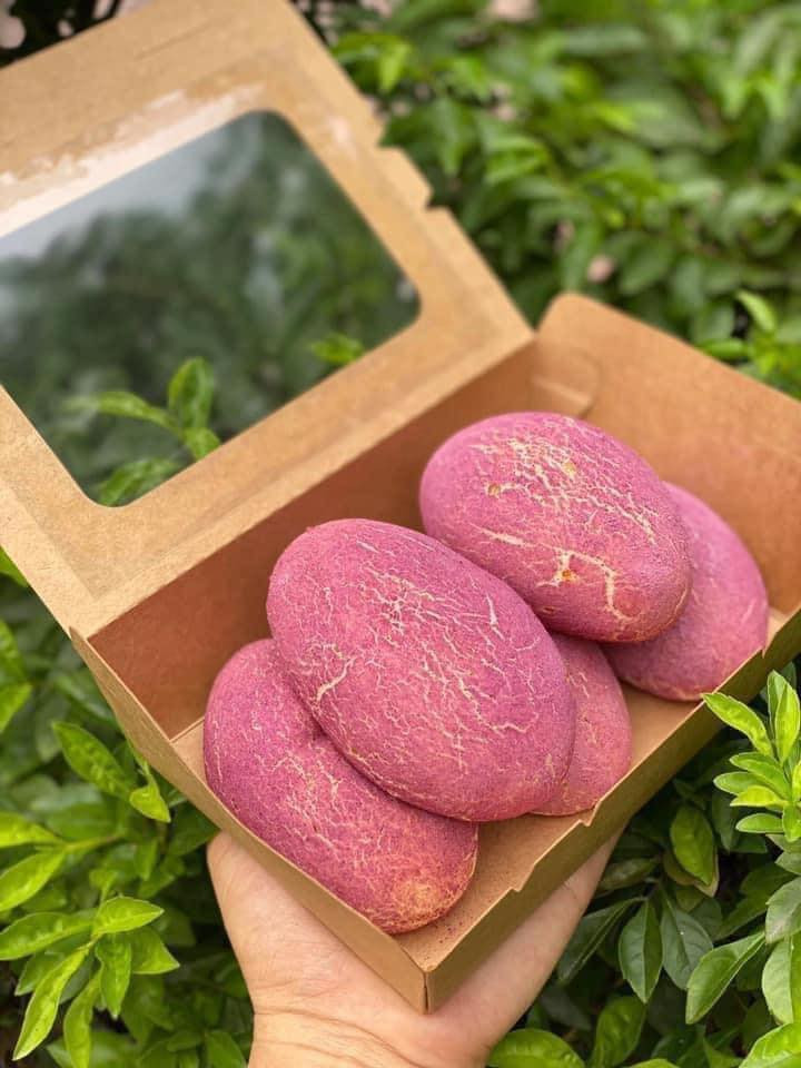 Theo chị Oanh, để làm được chiếc bánh mì khoai lang phải qua nhiều công đoạn. Nhân bánh 100% khoai mật Đà Lạt được sên trên chảo cho dẻo và khô bớt.