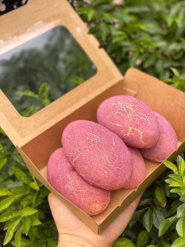 Theo chị Oanh, để làm được chiếc bánh mì khoai lang phải qua nhiều công đoạn. Nhân bánh 100% khoai mật Đà Lạt được sên trên chảo cho dẻo và khô bớt.