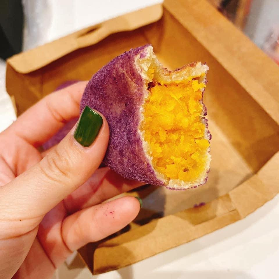 Bánh khoai ăn ngon nhất là khi vừa lấy từ trong lò ra, lúc đấy nhân vẫn nóng hổi, vỏ ngoài giòn mặt, bên trong dẻo dai...