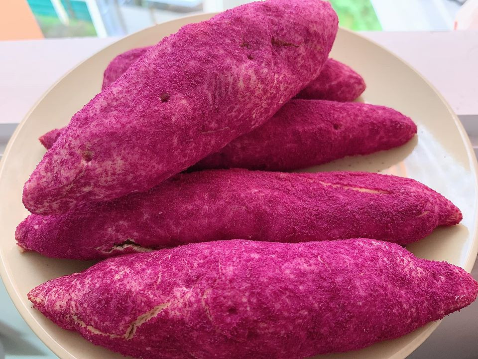 Chị Thư (Hà Nội) trước đây thường bán các loại bánh ngọt như bánh mì kem tươi, bánh bông lan trứng muối...nhưng khoảng nửa tháng nay chuyển sang bánh mì khoang lang tím vì thấy nhiều người lùng mua.