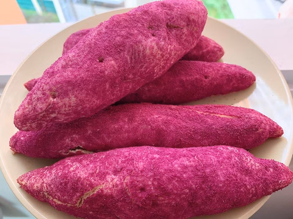 Chị Thư (Hà Nội) trước đây thường bán các loại bánh ngọt như bánh mì kem tươi, bánh bông lan trứng muối...nhưng khoảng nửa tháng nay chuyển sang bánh mì khoang lang tím vì thấy nhiều người lùng mua.