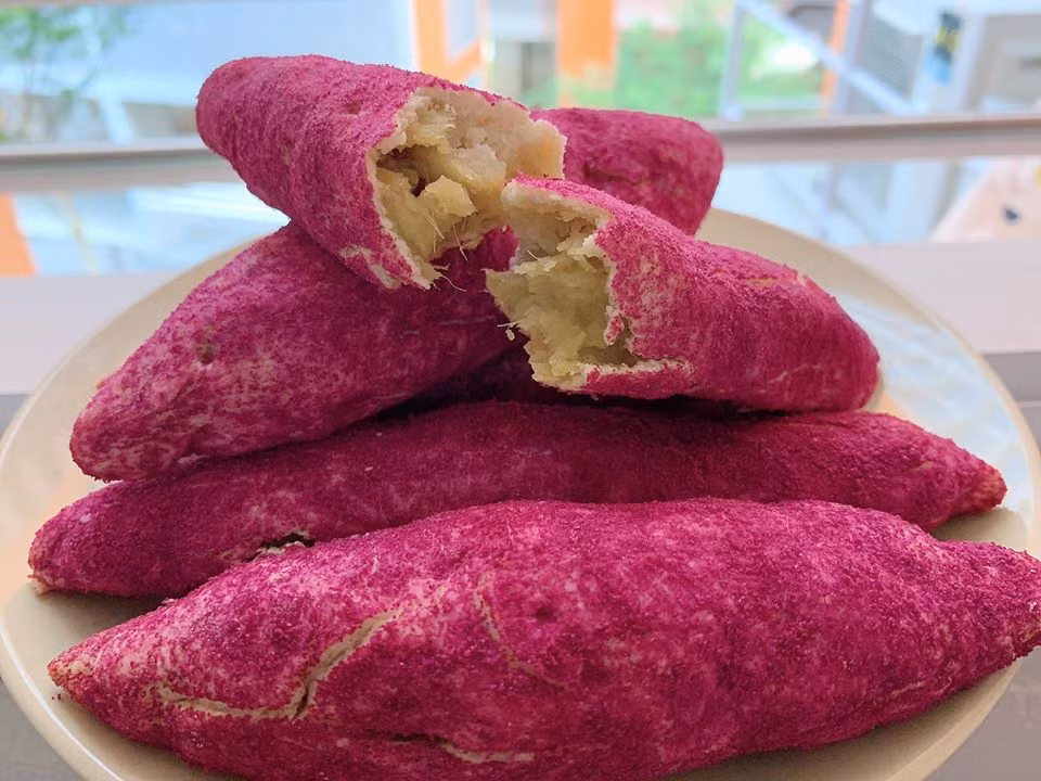 Mỗi chiếc bánh mì nặng khoảng 100g, có độ dai mềm vừa phải của vỏ bánh, vị ngọt ngon và mùi thơm đặc trưng của nhân bánh.