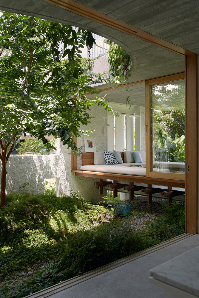 Khu vườn đặt ở vị trí trung tâm vừa giúp điều tiết khí hậu, vừa giúp căn nhà lấy ánh sáng và gió trời.