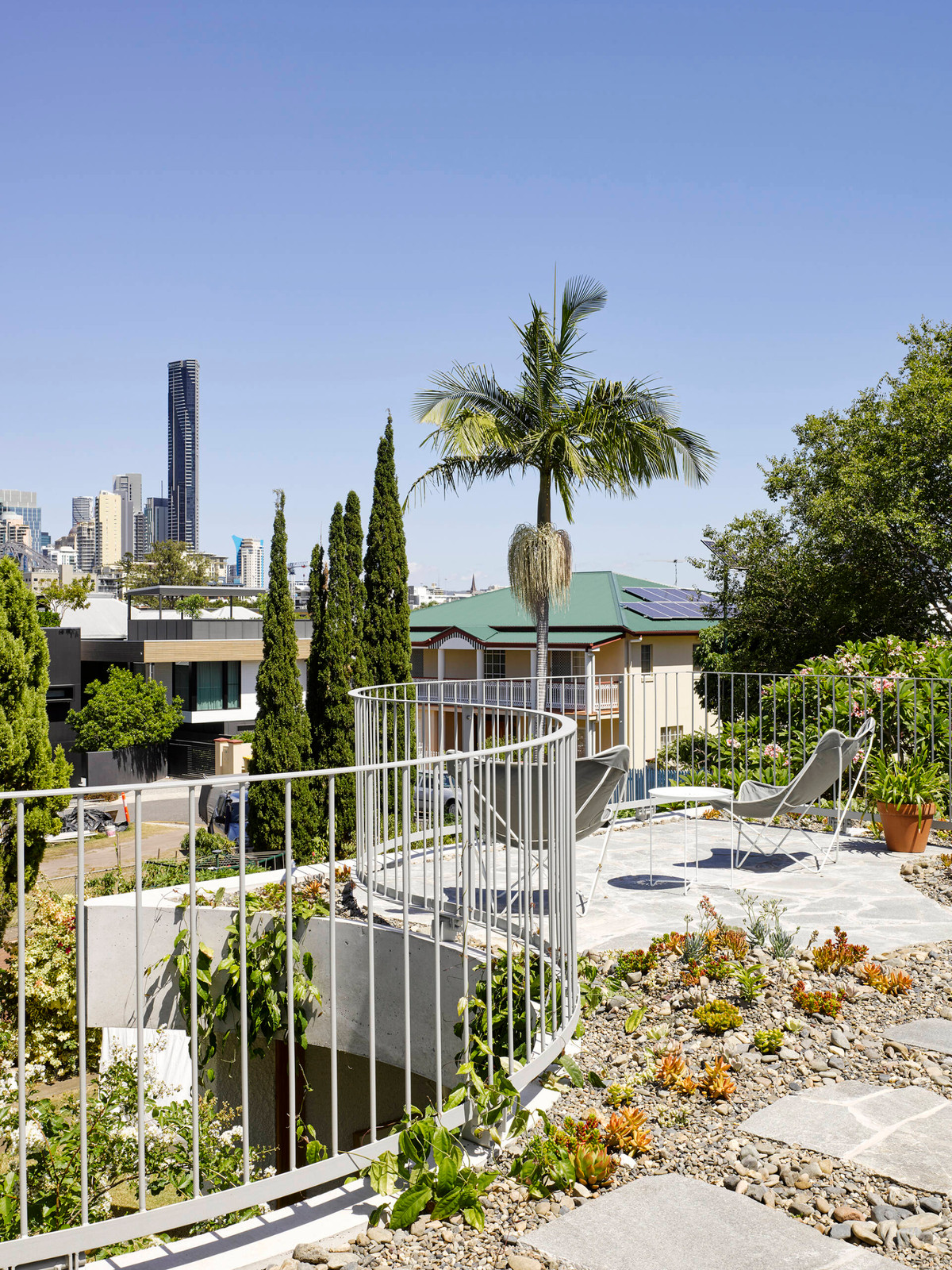 Ban công rộng trên tầng hai trồng nhiều cây xanh giúp tạo thêm không gian nghỉ ngơi lý tưởng cho gia chủ.